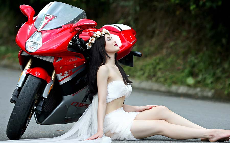 Beautiful girls and motorcycles in Nanning