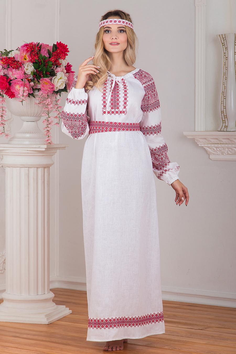 Women in Slavic costumes in Nanning