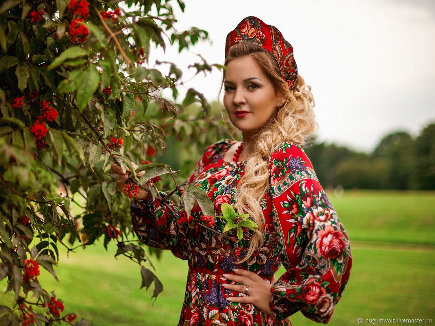 Women in Slavic costumes in Nanning